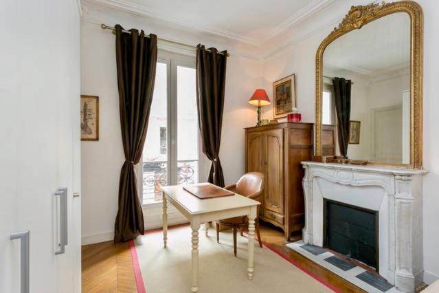 Charming Bedroom Paris Exterior photo
